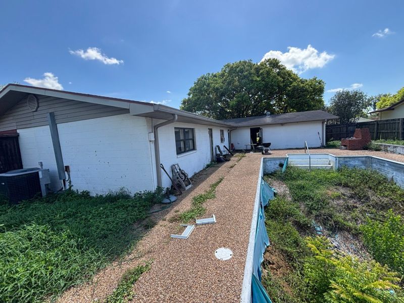South Lakeland house with an overgrown, unused backyard pool that closed as a cash sale